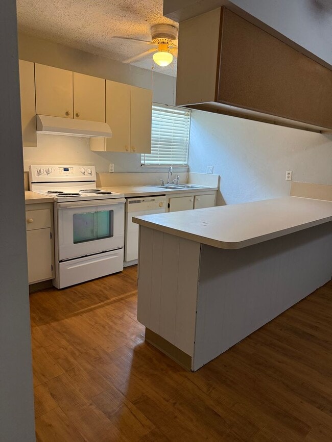Building Photo - LEASE NOW AND ENJOY 50% OFF 2ND MONTH! Loc...
