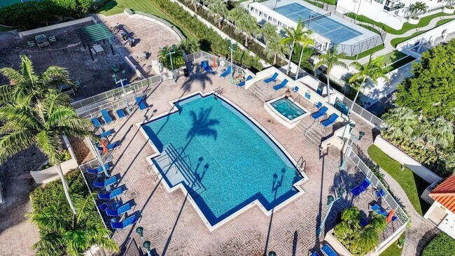 Building Photo - 3020 NE 32nd Ave