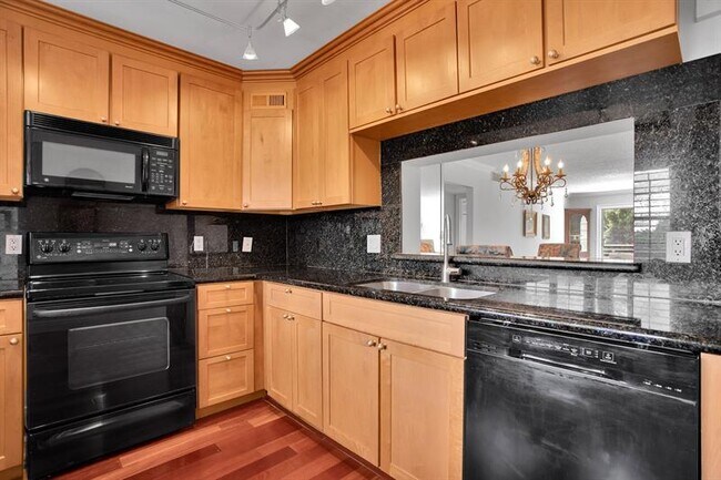 Foto del edificio - 2002 Granada Dr