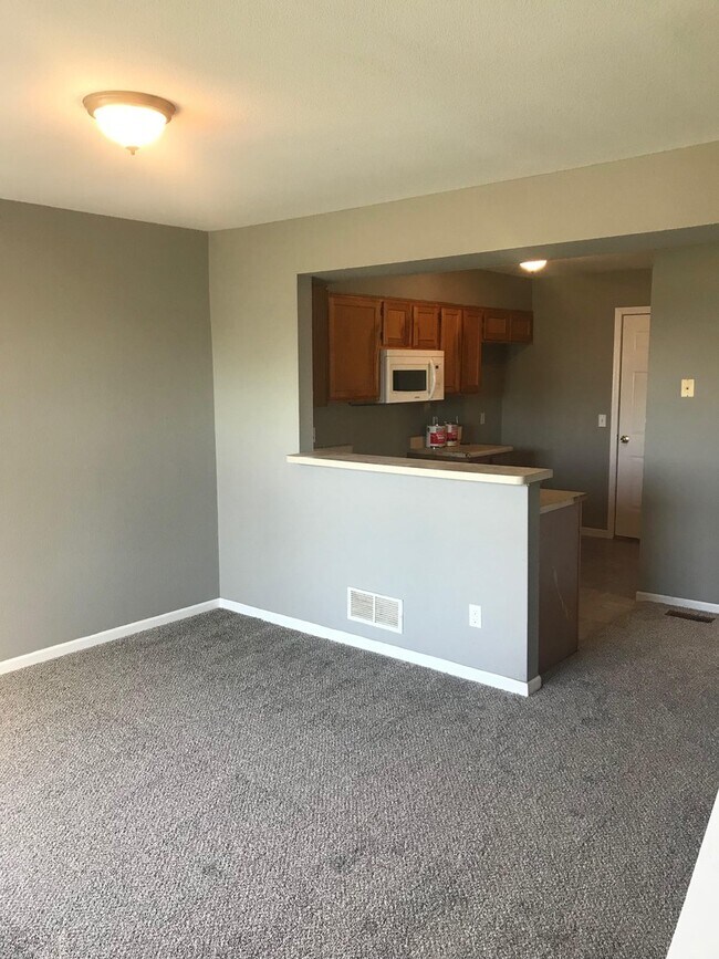 Building Photo - 4 Bedroom 3 1/2 Bathroom West Lawrence