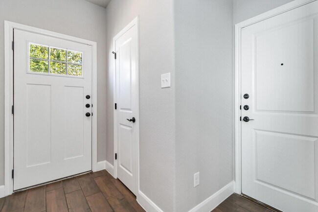 Building Photo - Stylish Townhome Near Randolph AFB – Avail...