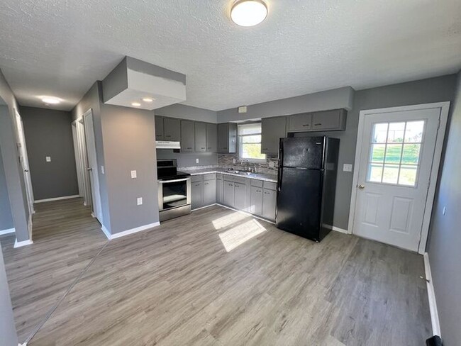 Building Photo - Newly remodeled duplex in Monroe