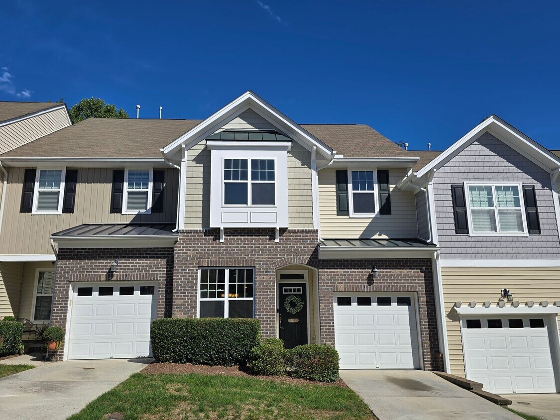 Spacious 3BR, 2.5BA Townhome with Loft & H... - Spacious 3BR, 2.5BA Townhome with Loft & H...