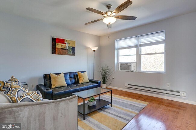 Foto del edificio - 1719 H St NE