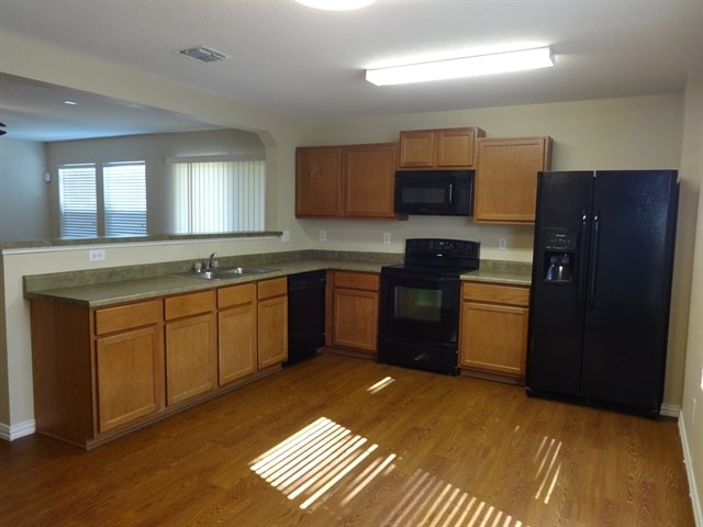 Building Photo - 9314 Silver Vis