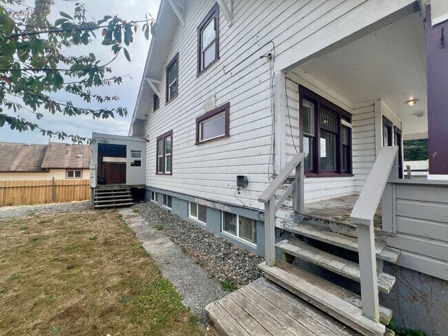 Foto del edificio - 875-879 Donnelly Ave