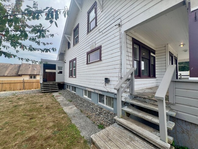 Building Photo - 875-879 Donnelly Ave