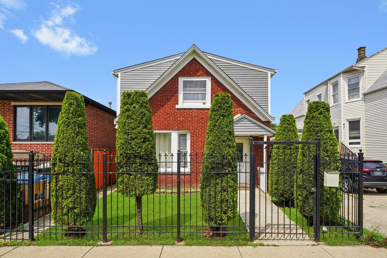Primary Photo - 2220 N Monitor Ave