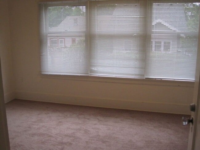 Building Photo - Live in Wallingford and Be Close to Everything!