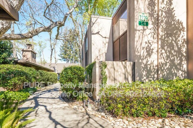 Foto del edificio - 2229 Woodside Ln