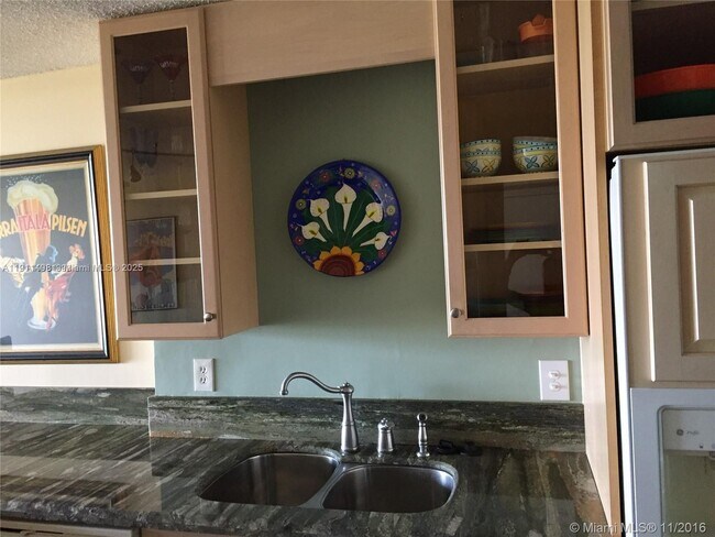 Building Photo - 200 Leslie Dr