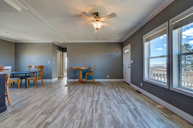 Foto del edificio - 13380 Log Rd