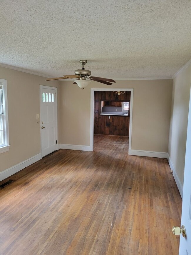 Photo - 2 bedroom 1 bath off W. Broad St! House