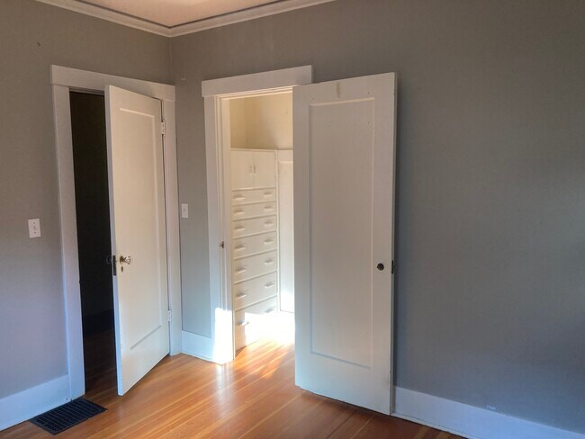 Armario del dormitorio 2 - 1823 Northeast 11th Avenue