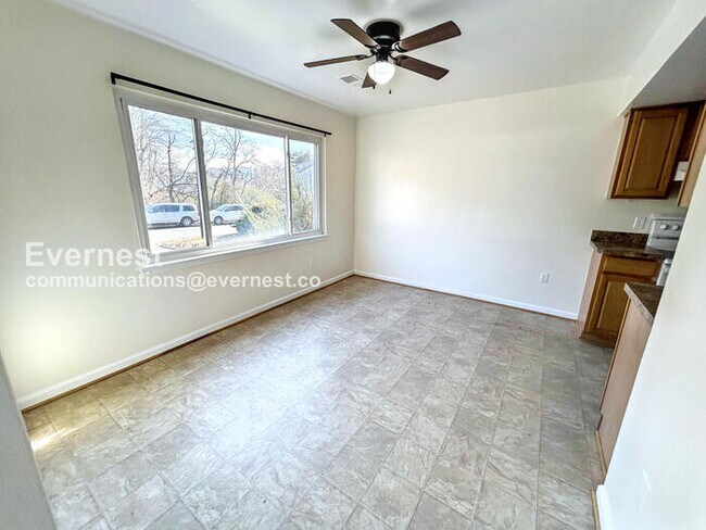 Building Photo - 3 Bed/2 Bath Townhome with Off-Street Parking / Pet-Friendly / Available Now!