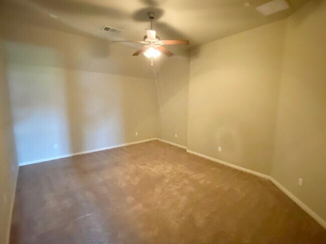 Foto del edificio - Available Now!