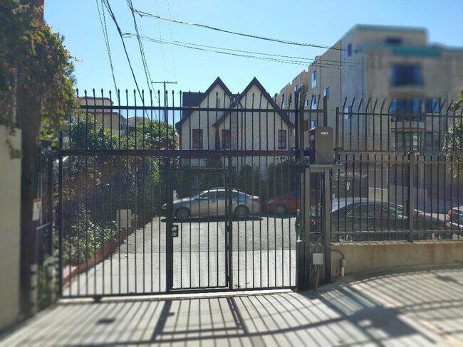 Gated privacy - 5419 Harold Way