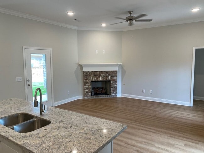 Building Photo - MOVE IN SPECIAL!**** 1/2 OF 1ST MONTH RENT...
