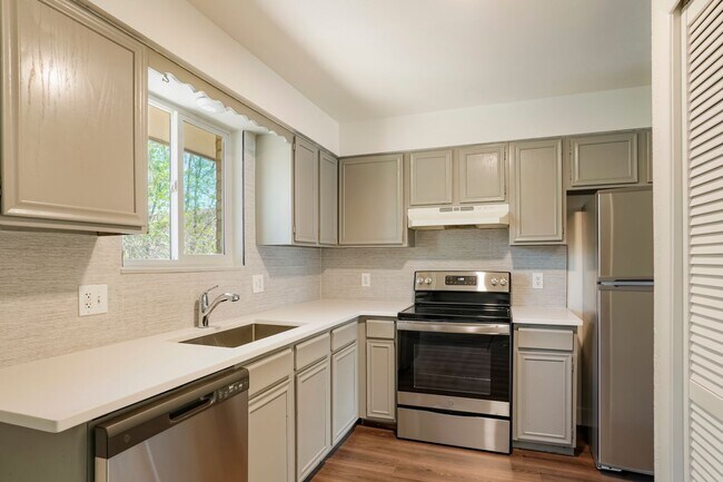 Building Photo - Charming 2-Bed, 1-Bath Home in Lakewood!!