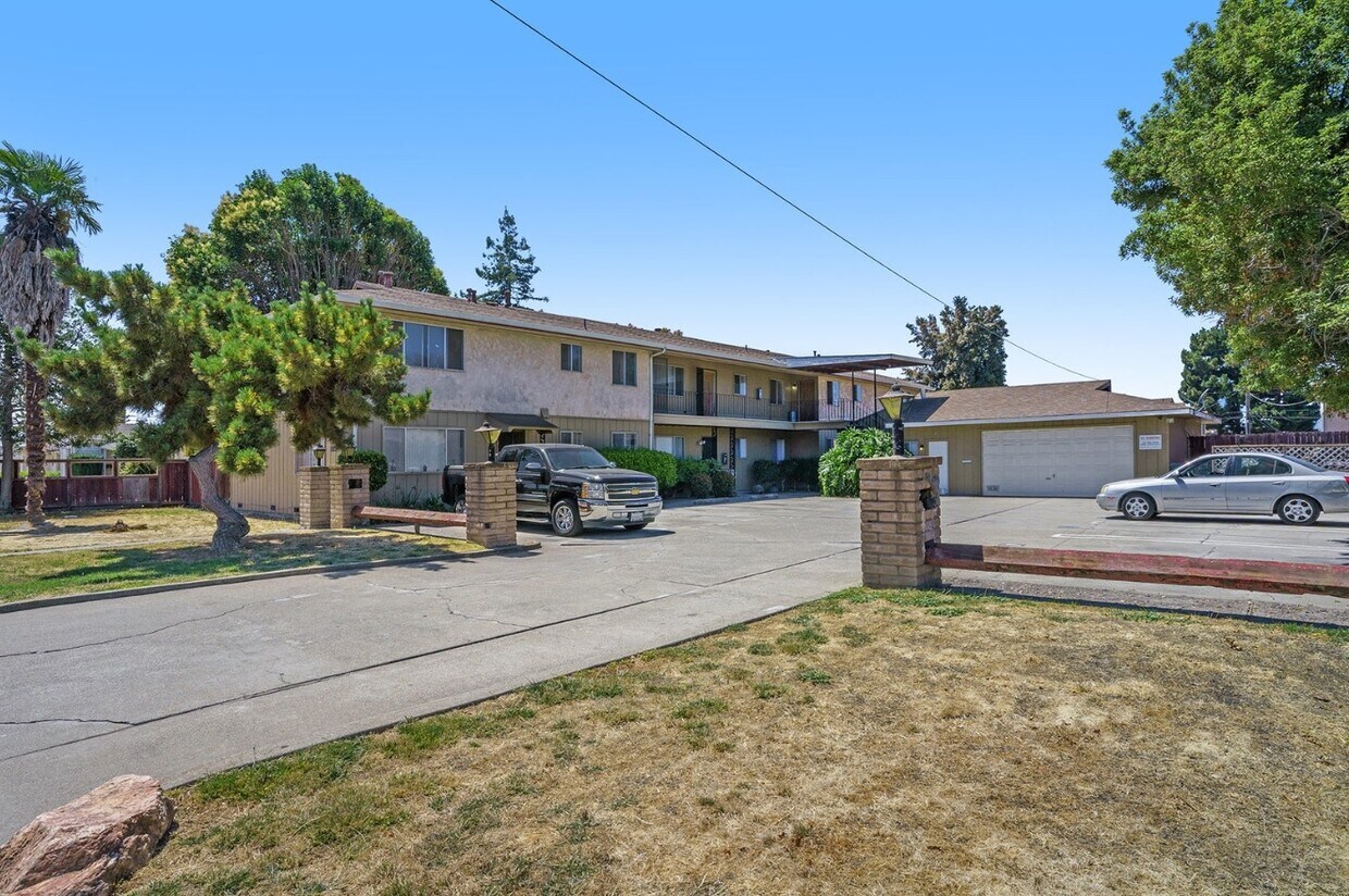 Foto principal - 15565 Tracy St