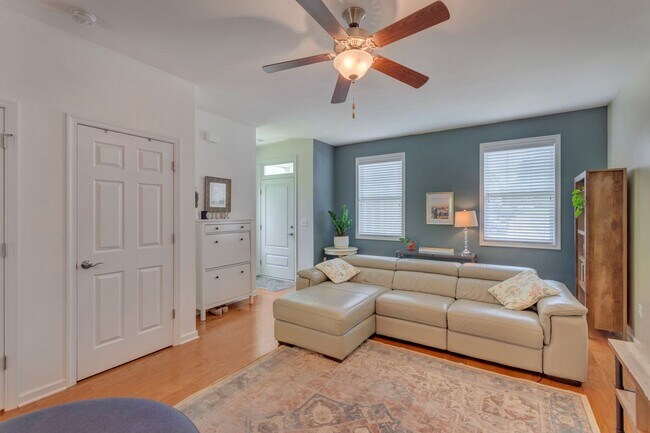 Foto del edificio - 151 Longwood Dr