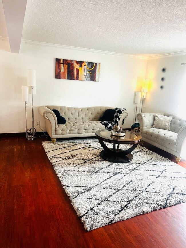 Building Photo - 3 Bedroom Townhome in Aurora