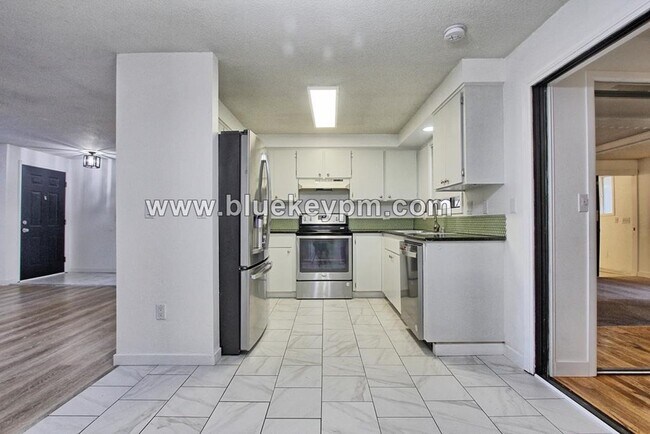 Building Photo - 3 Bed, 2 Baths Duplex in Hearthwood Neighb...