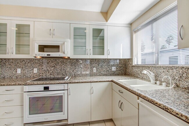 Building Photo - Spacious & Bright 3BR Condo with Bonus Room, Secured Parking & Hollywood History!