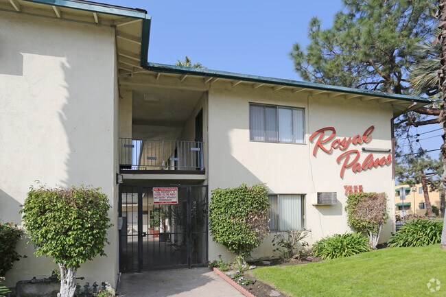 Building Photo - Royal Palms