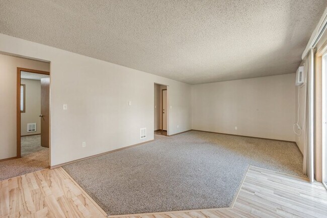 Foto del edificio - 2 bed 1 bath apartment (4plex building)
