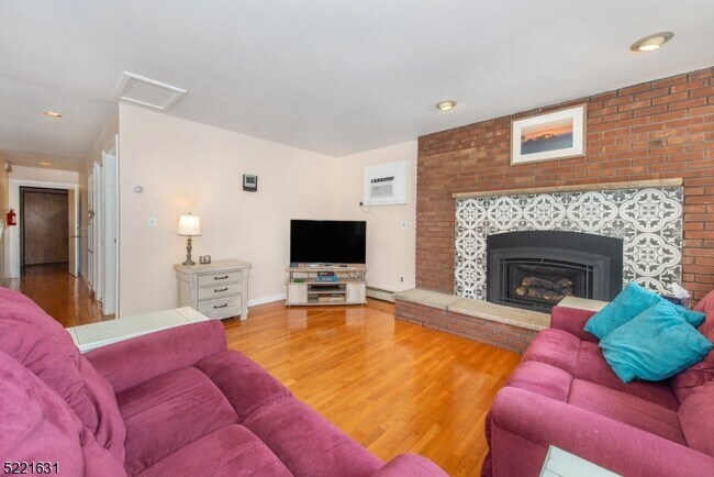 Building Photo - 176 Grove Ave
