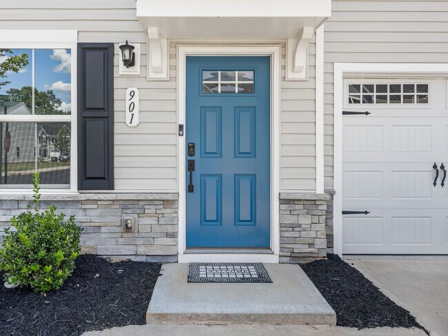 Foto del edificio - Beautiful 3 BR, 2.5 BA Townhome Located in...
