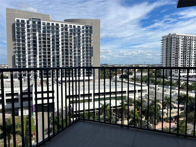 Foto del edificio - 5300 Paseo Blvd