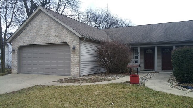 Building Photo - Spacious 2BD 2 BA duplex with 2 Car attached garage. Just a few steps away from everything you need!