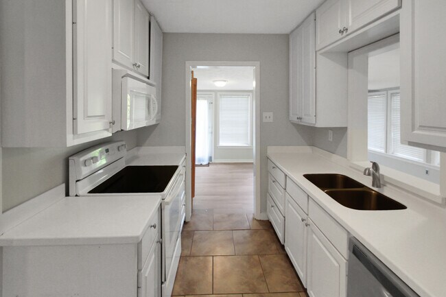 Building Photo - 811 Oakwood Dr