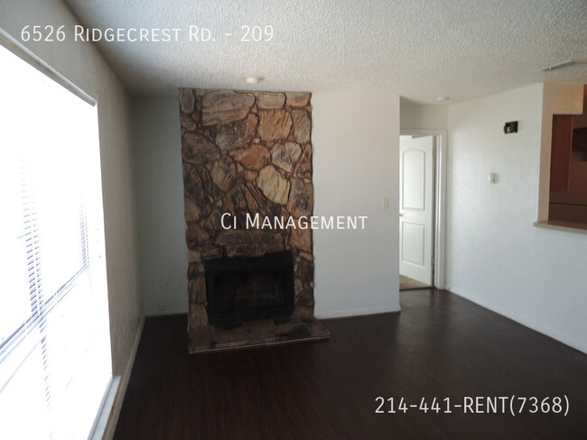 Building Photo - New listing in an amazing location! Call t...