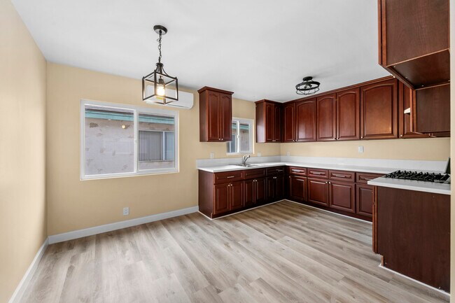 Foto del edificio - 4317 W 120th St