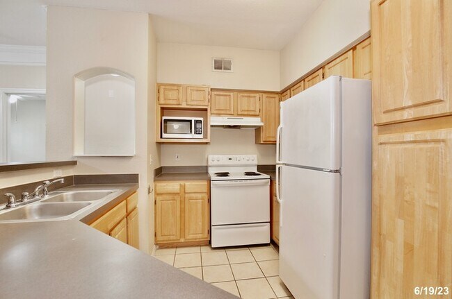 Building Photo - Beautiful 2/2 Condo in the Highly Desirabl...