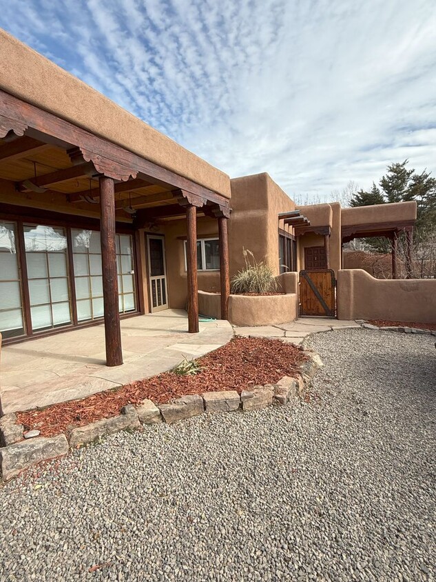 Foto principal - Historic Adobe Home w/gorgeous grounds - 3...