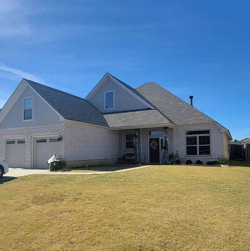 Foto principal - Beautiful 4-bedroom, 2.5- bath home with b...