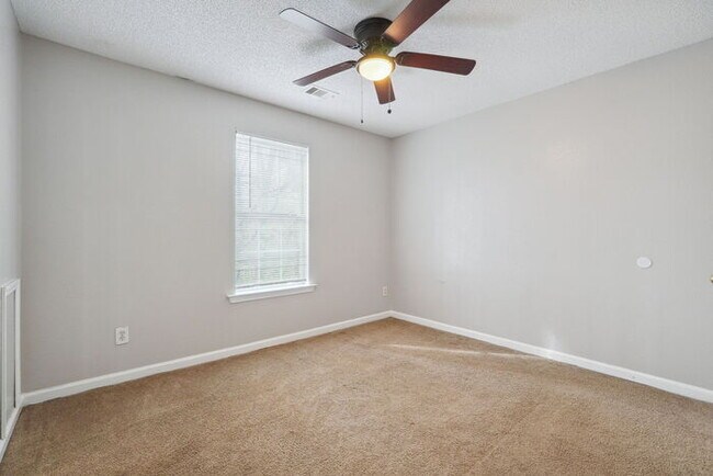 Building Photo - 3 bedroom townhouse with a bonus room