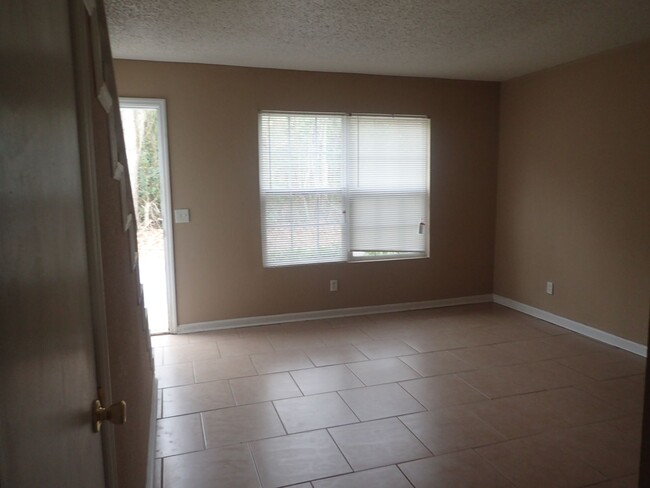 Building Photo - 2 Bedroom/1.5 Bath Townhome