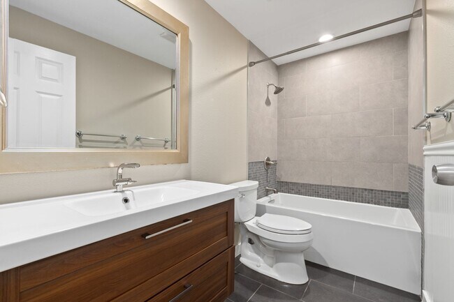 Foto del edificio - Newly Remodeled Western One Condo Near Mor...