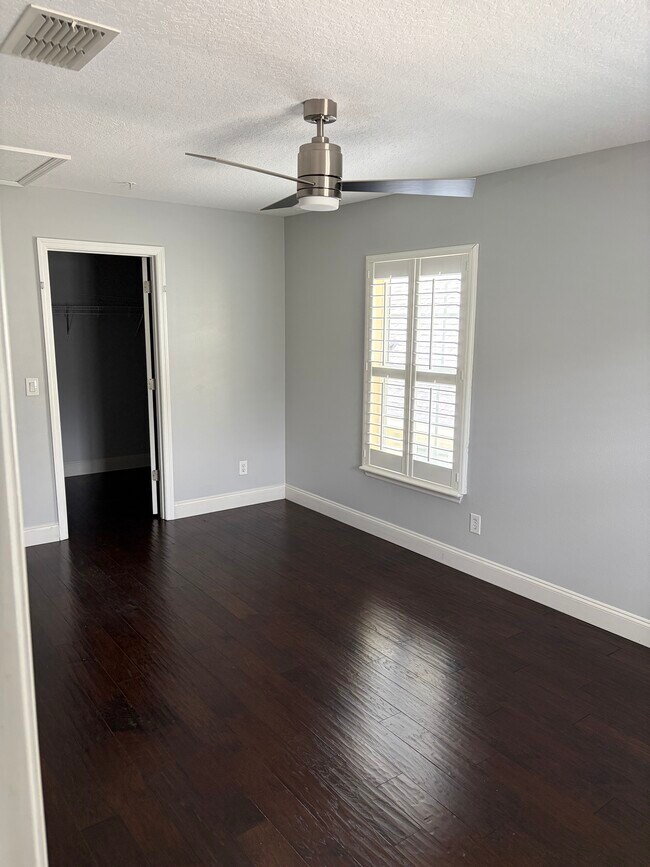 Dormitorio - 3049 Lindale Ave