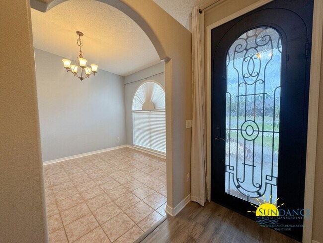 Foto del edificio - Stunning 4-Bedroom Home in Desirable Holle...