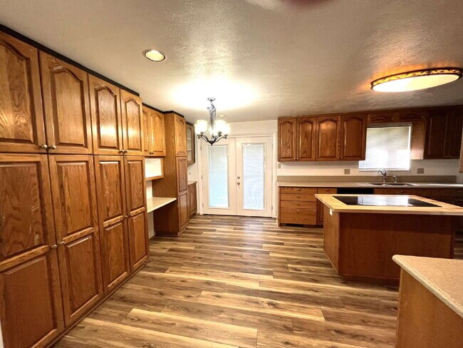 Foto del edificio - 3 Bedroom, 2 Bath Home In Aurora Hills, Updated Flooring And Huge Backyard