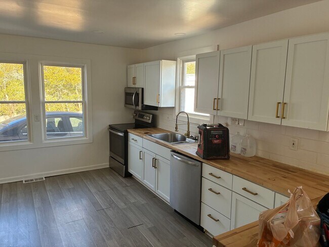 Foto del edificio - Fully Renovated 2-Bedroom Home with Huge Yard in Ferguson!