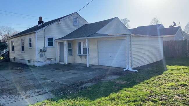 Building Photo - 2681 Tylersville Rd 3BR/2BA (Fairfield Tow...
