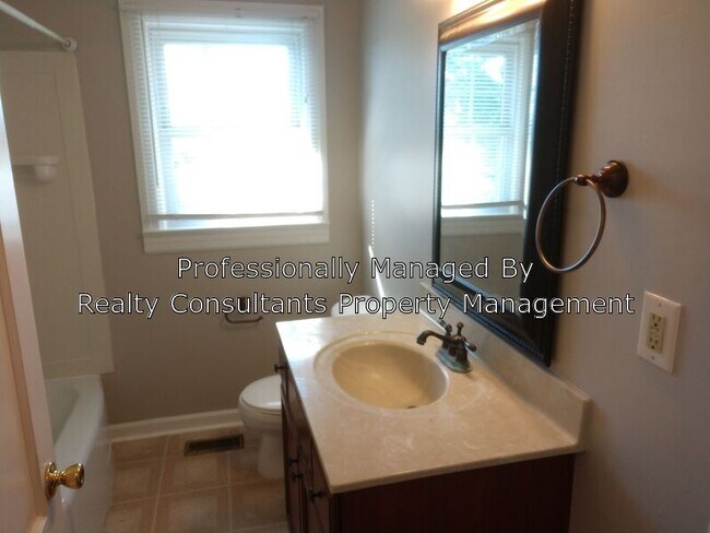 Building Photo - 2115 Hubbard St