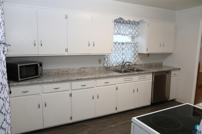 Foto del edificio - 1905 S Western Ave